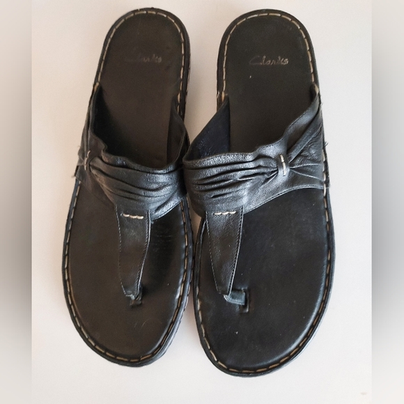 CLARK'S thong Sandals, Black leather, size 10, 1 1/2" heel - Picture 3 of 5